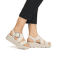 Beige Rieker Keilsandaletten W1550-60 mit ultra leichter und flexibler Sohle. Schuh am Fuß.