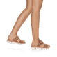 Beige vegane Rieker Damen Pantoletten V2392-62 mit trendigen Schnalle. Schuh am Fuß.