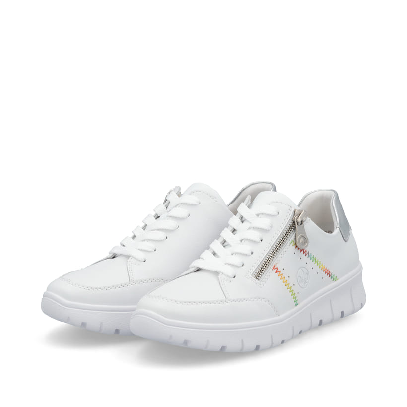 Weiße Rieker Damen Sneaker Low N1313-80 mit Reißverschluss sowie Extraweite H. Schuhpaar seitlich schräg.