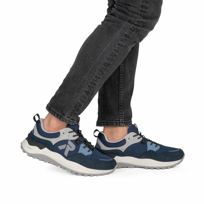 Blaue Rieker Herren Sneaker Low U1305-14 mit Schnürung sowie abgesetztem Logo. Schuh am Fuß.
