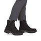 Dunkelbraune Rieker Damen Biker Boots 72617-25 mit Deko-Reißverschluss. Schuh am Fuß.