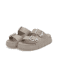 Beige Rieker Damen Pantoletten P2180-60 mit Schnallen sowie ultraleichter Sohle. Schuhpaar seitlich schräg.