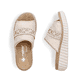 Beige Rieker Damen Pantoletten 69278-60 mit Schmuckelementen sowie Extraweite H. Schuh von oben, liegend.