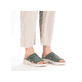 Grüne Rieker Damen Pantoletten V8580-52 mit Gummizug sowie einer leichten Sohle. Schuh am Fuß.
