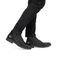 Schwarze Rieker Herren Schnürstiefel 33207-00 aus Glattleder mit einer Schnürung. Schuh am Fuß.