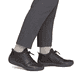 Dunkelbraune Rieker Damen Kurzstiefel 52557-25 mit einem Reißverschluss. Schuh am Fuß.