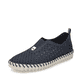 Stahlblaue Rieker Damen Slipper N1963-14 mit Elastikeinsatz sowie Löcheroptik. Schuh Außenseite gespiegelt.