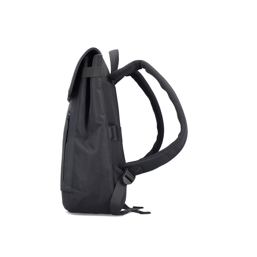 Sac à dos Rieker H5100-01 noir avec fermeture velcro, compartiment rembourré pour ordinateur portable et bretelles ajustable. Côté gauche.