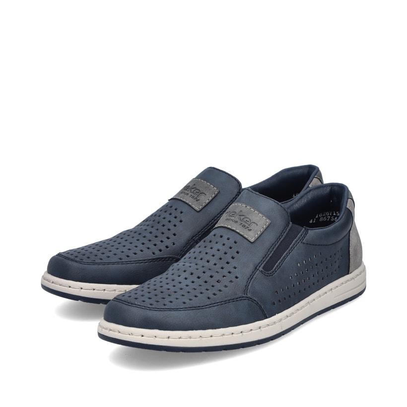 Blaue Rieker Herren Slipper 18267-15 mit einem Gummizug sowie Komfortweite G 1/2. Schuhpaar seitlich schräg.