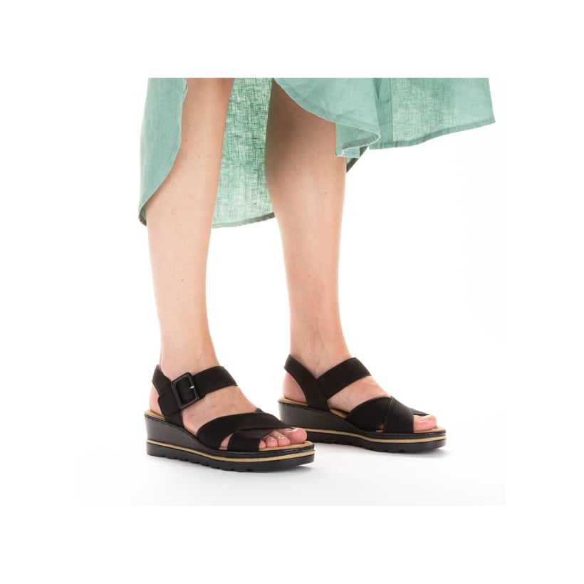 Schwarze Rieker Keilsandaletten 67463-00 mit trendigen Schnalle. Schuh am Fuß.