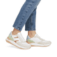 Weiße Rieker Damen Sneaker Low W2500-81 mit Schnürung sowie super leichter Sohle. Schuh am Fuß.