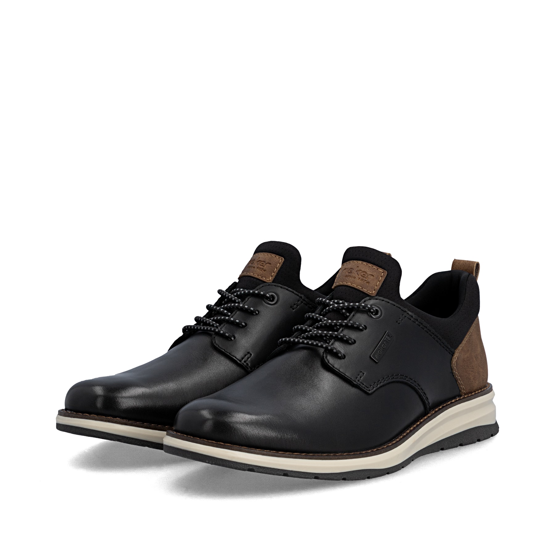Schwarz-braune Rieker Herren Slipper 14755-00 aus Glattleder. Schuhpaar seitlich schräg.
