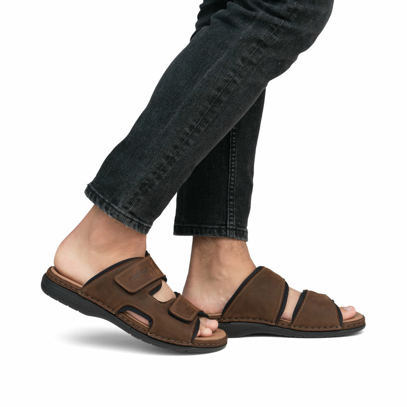 Mules Rieker marron homme 25559-25 en cuir velours avec fermeture velcro. Chaussure au pied.