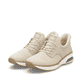 Beige Rieker Damen Slipper M5665-60 mit Rieker Air Sohlenfenster. Schuhpaar seitlich schräg.