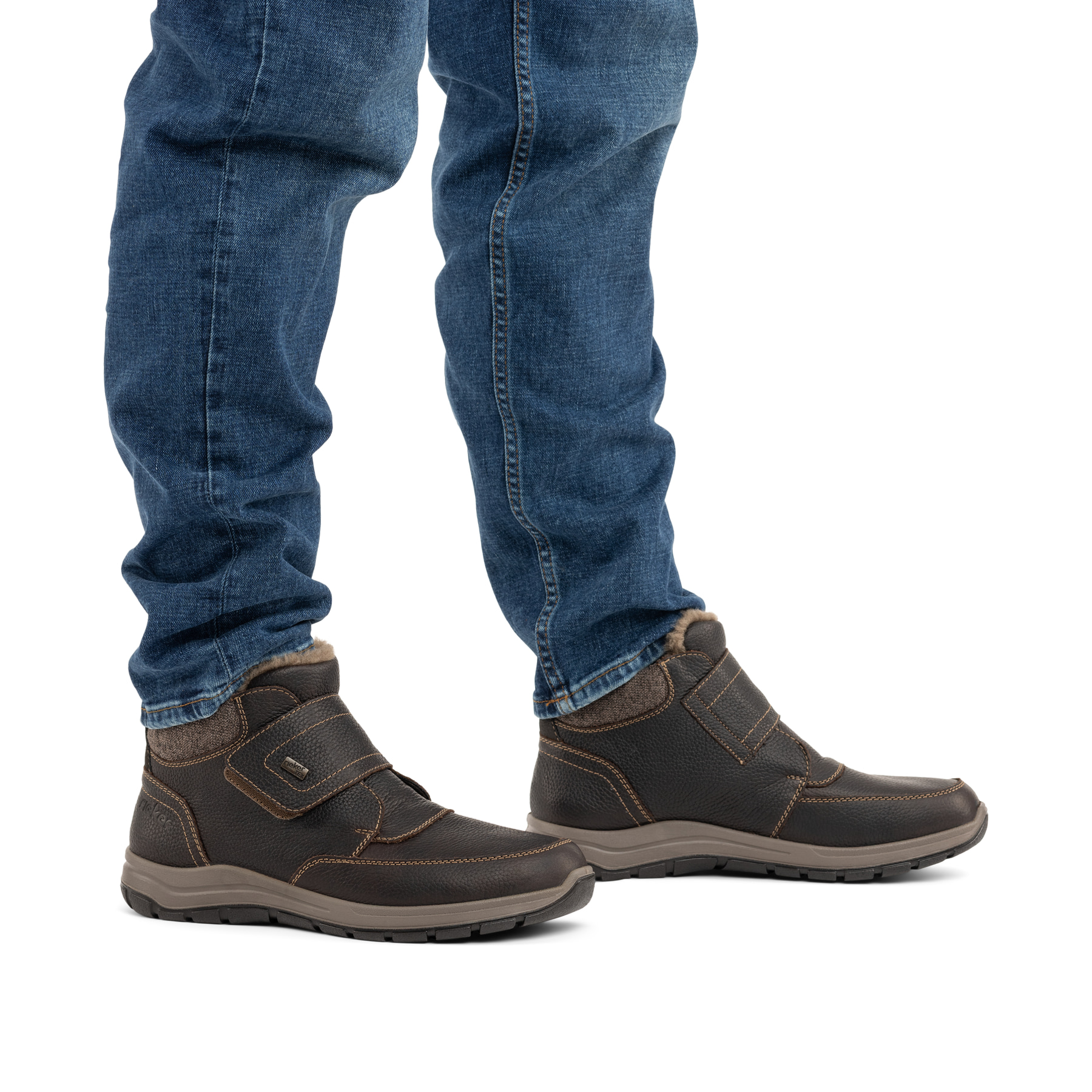 Dunkelbraune Rieker Herren Kurzstiefel 03680-25 aus Glattleder. Schuh am Fuß.