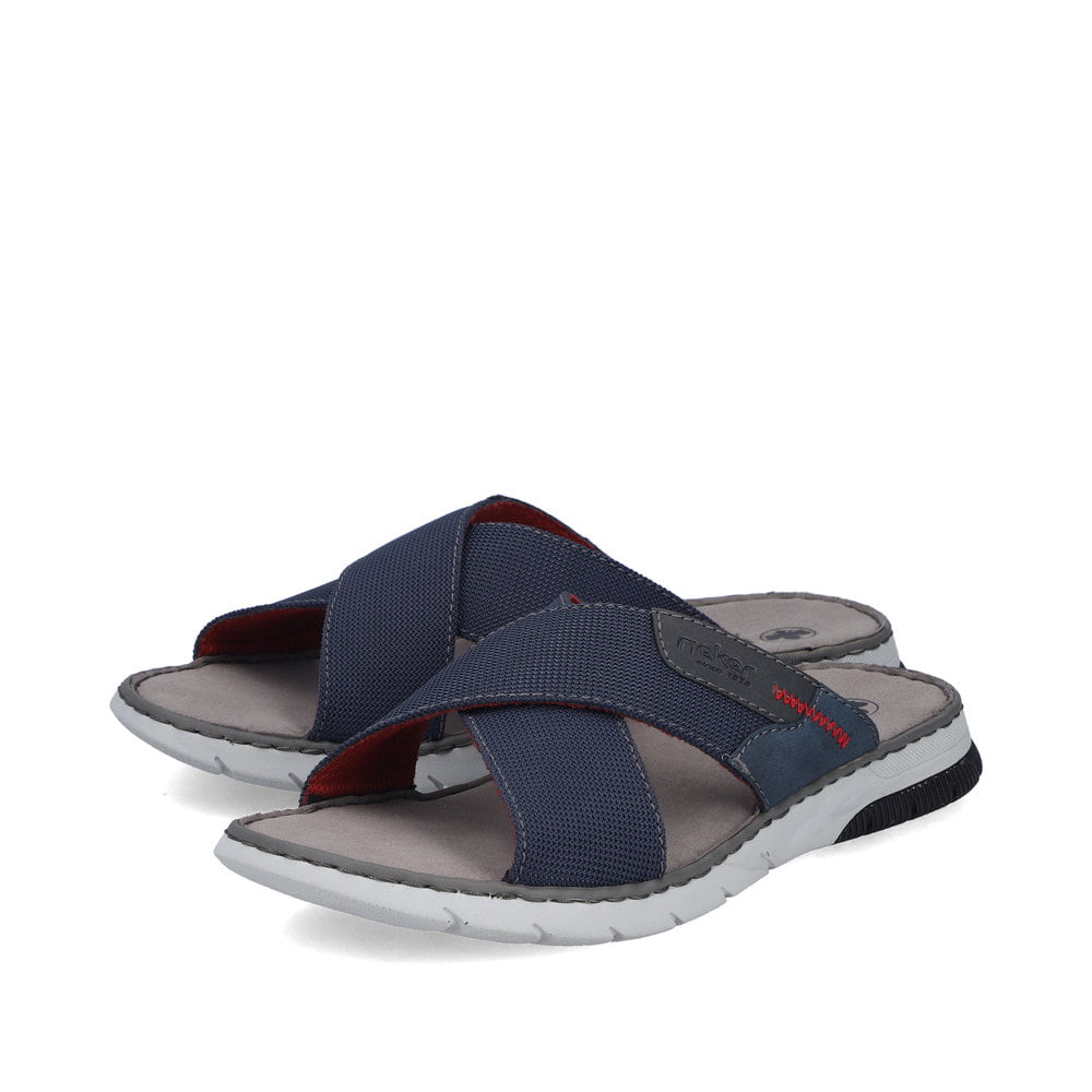 Blaue Rieker Herren Pantoletten 25250-14 mit der Komfortweite G. Schuhpaar seitlich schräg.