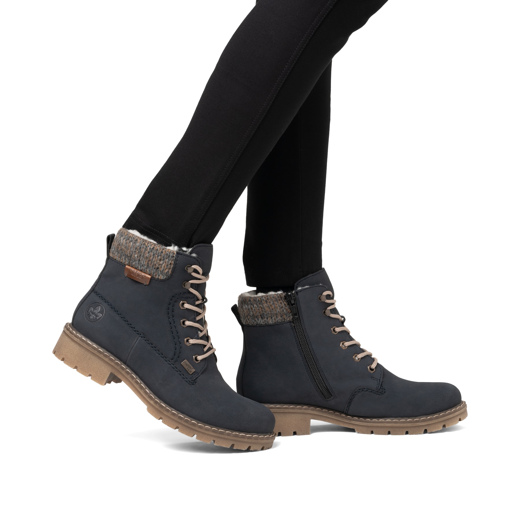 Dunkelblaue Rieker Damen Schnürstiefel Y9118-14 mit Strick-Kragen. Schuh am Fuß.