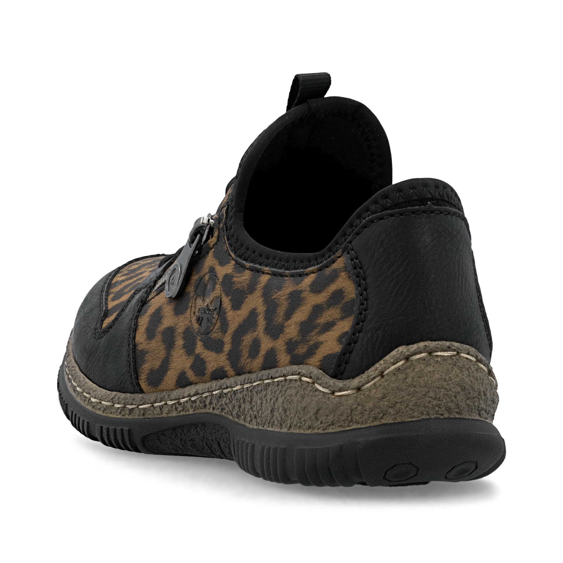 Braunschwarze Rieker Damen Slipper N32G0-90 mit Leo-Print sowie einem Gummizug. Schuh von hinten.