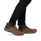 Braune Rieker Herren Slipper 03650-24 mit Elastikeinsatz sowie der Extraweite H. Schuh am Fuß.