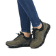 Grüne Rieker Damen Slipper M6058-54 mit einer ultra leichten und flexiblen Sohle. Schuh am Fuß.