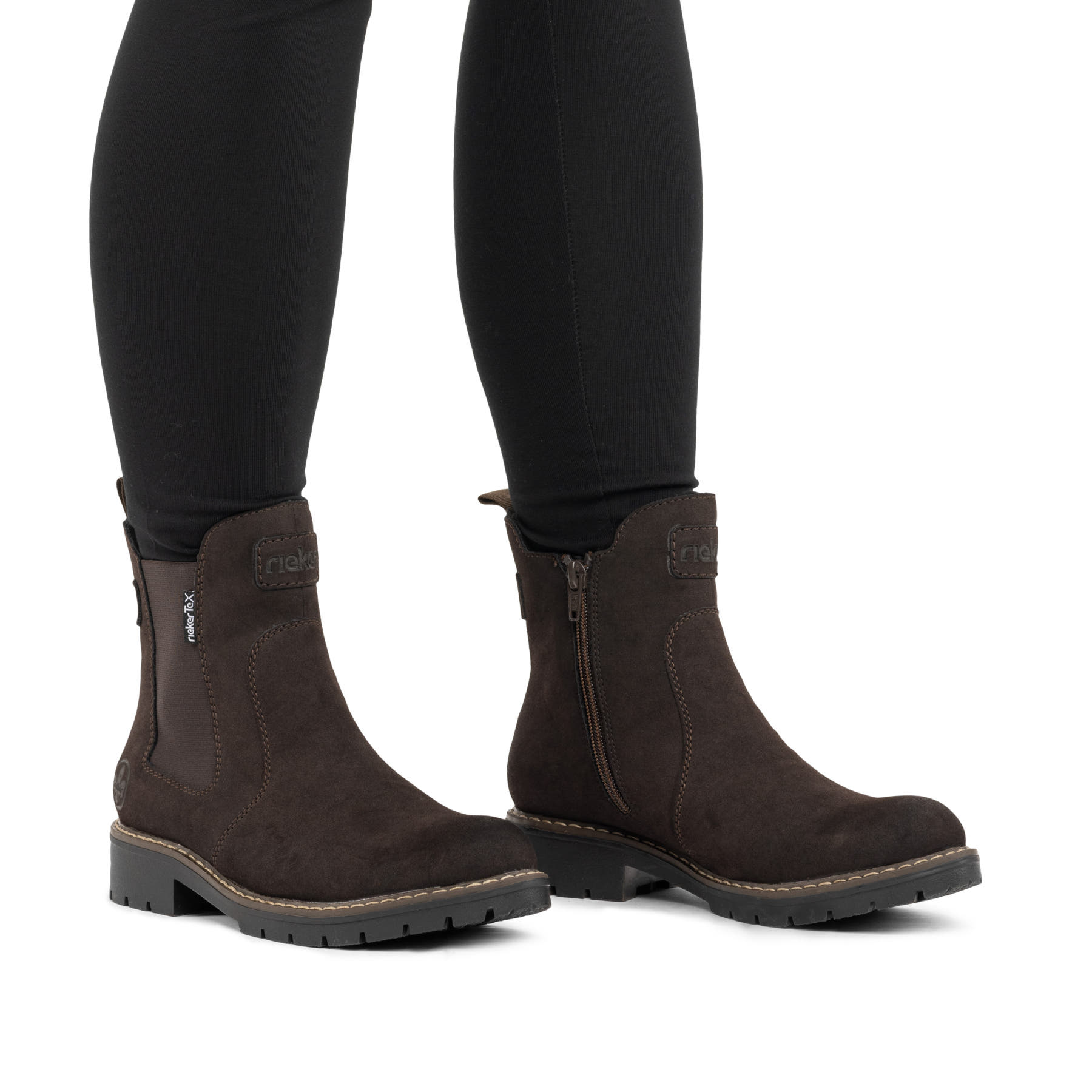Dunkelbraune Rieker Damen Chelsea Boots Y9160-25 mit einem Reißverschluss. Schuh am Fuß.