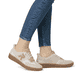 Beige Rieker Damen Slipper M5551-62 mit Gummizug sowie abriebfester Plateausohle. Schuh am Fuß.