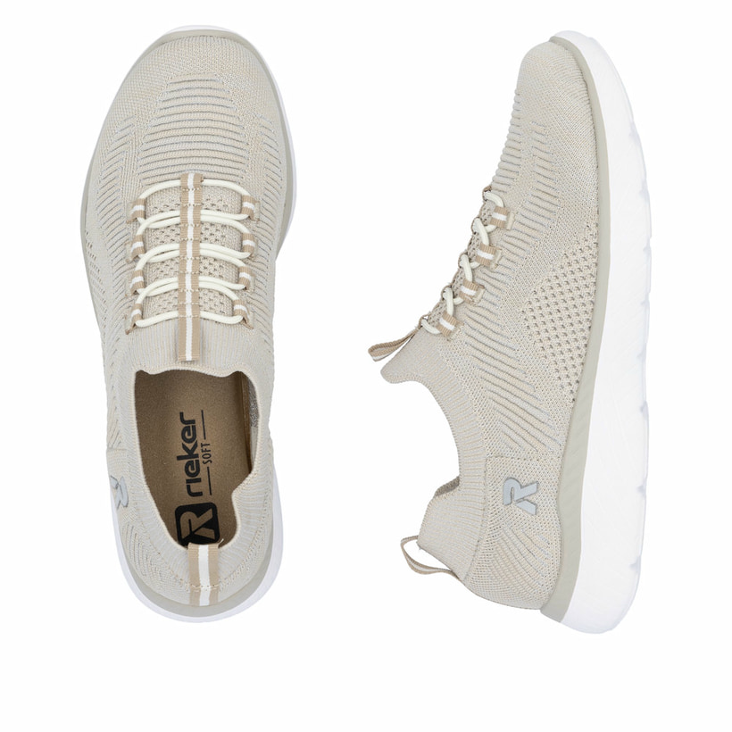 Beige vegane Rieker Damen Slipper M5074-64 mit Gummizug sowie flexibler Sohle. Schuh von oben, liegend.