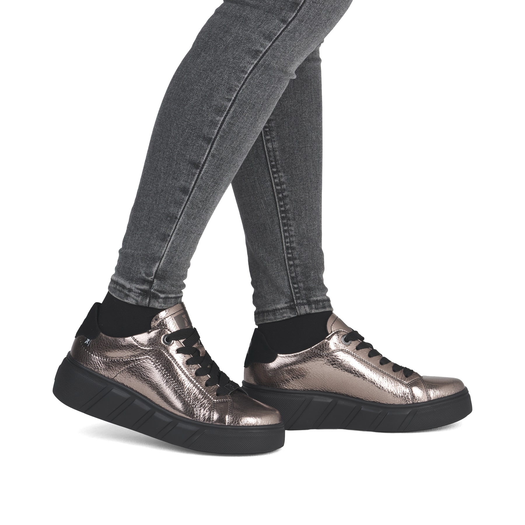 Baskets basses Rieker métalliques pour femme W2601-91 en cuir lisse. Chaussure au pied.