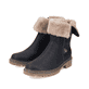 
Asphaltschwarze Rieker Damen Kurzstiefel Y9582-00 mit einer robusten Profilsohle. Schuhpaar schräg.