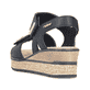 Schwarze Rieker Keilsandaletten 63781-00 mit Schmuckelementen. Schuh von hinten.