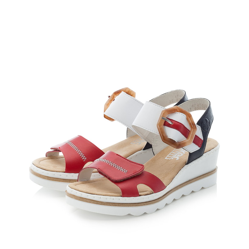 Rote Rieker Keilsandaletten 67476-33 mit einem Klettverschluss. Schuhpaar seitlich schräg.