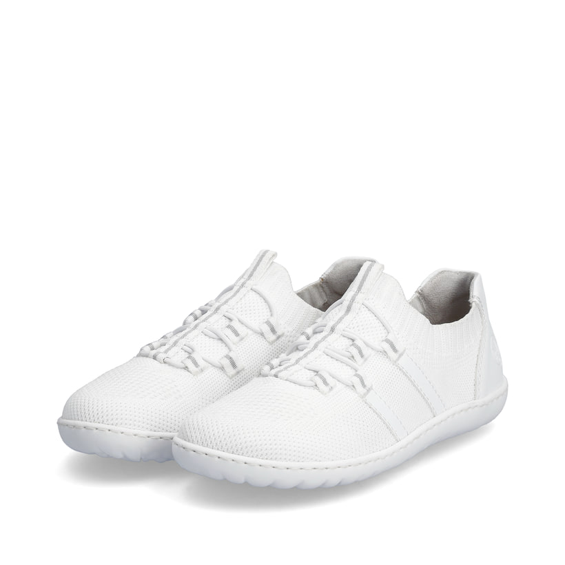 Weiße vegane Rieker Damen Slipper 52854-80, Barfußschuhe mit einem Gummizug. Schuhpaar seitlich schräg.