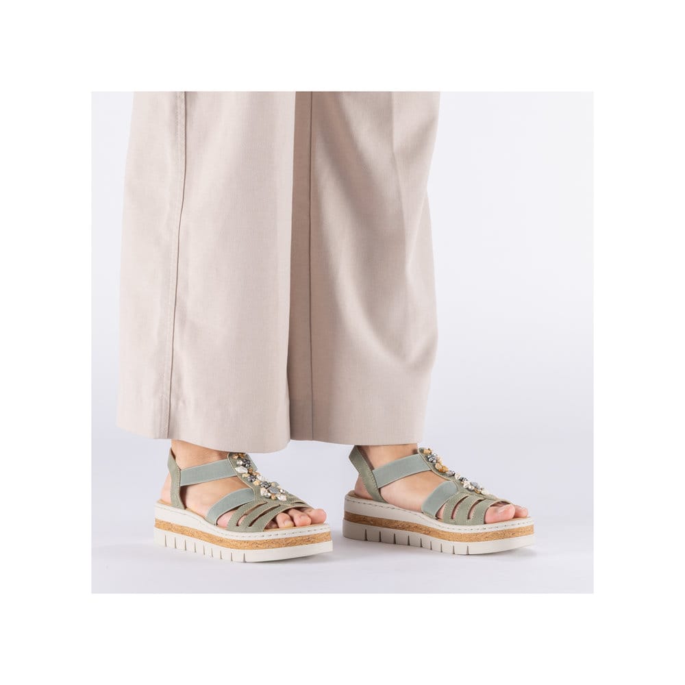 Sandales compensées Rieker vertes femme V4949-52 avec éléments décoratifs. Chaussure au pied.