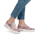 Mehrfarbige Rieker Damen Sneaker Low N6401-90 mit Rieker Air Sohlenfenster. Schuh am Fuß.
