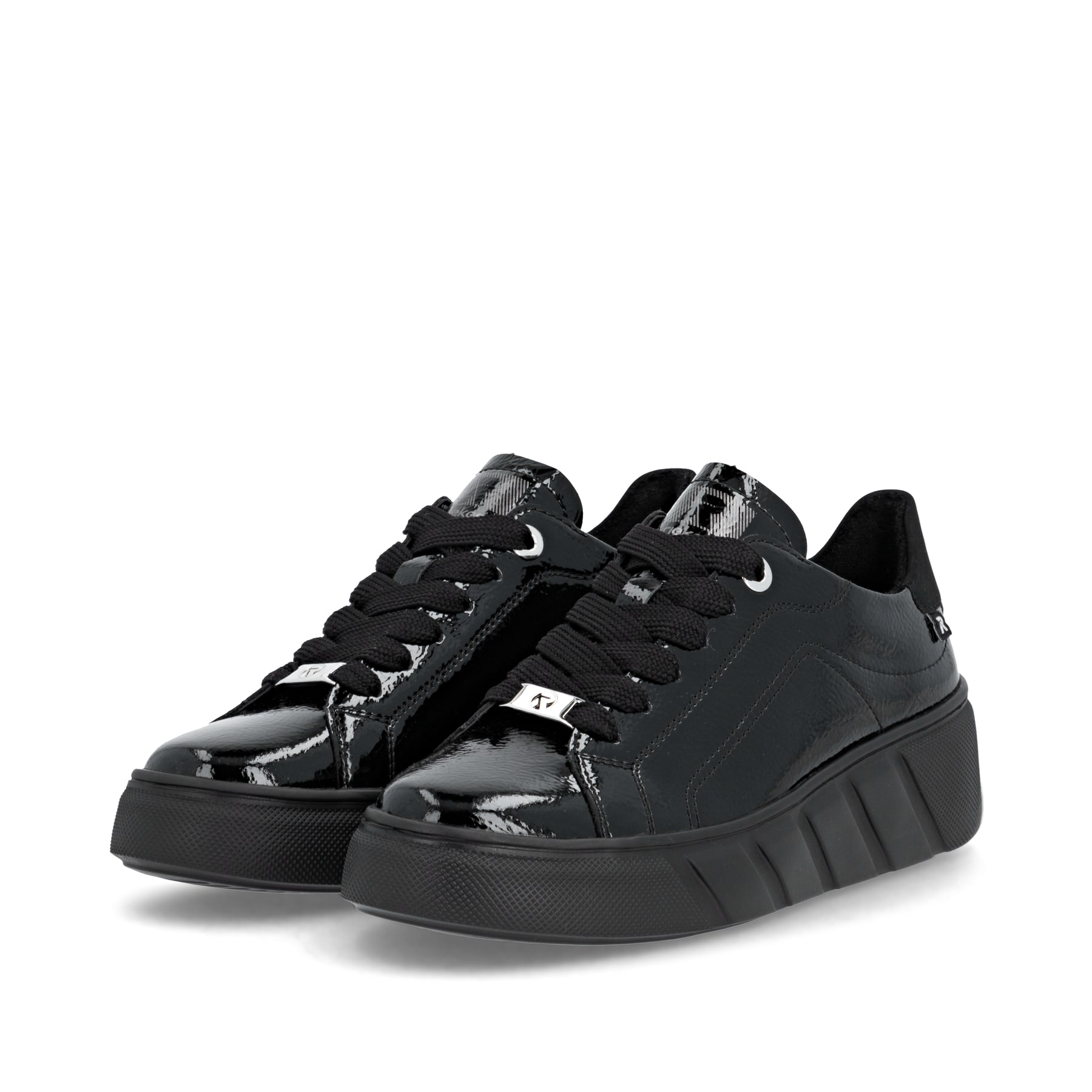 Schwarze Rieker Damen Sneaker Low W2601-00 aus Lackleder mit einer Schnürung. Schuhpaar seitlich schräg.