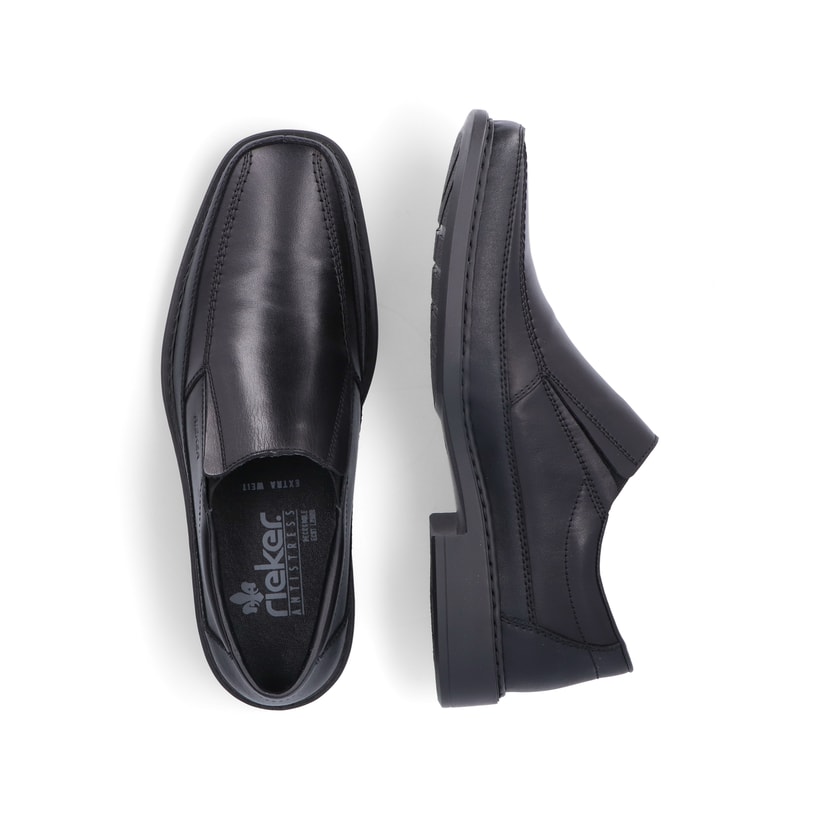 Schwarze Rieker Herren Slipper B0873-00 mit Elastikeinsatz sowie Extraweite H. Schuh Außenseite gespiegelt.