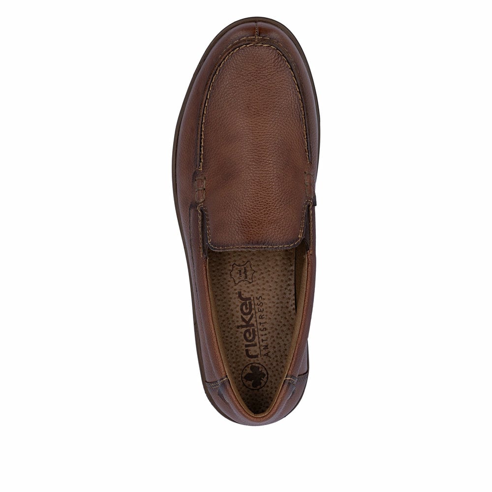Braune Rieker Herren Slipper B2352-24 aus Glattleder mit modernen Ziernähten. Schuh von oben.