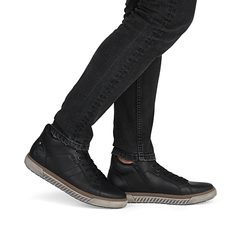 Schwarze Rieker Herren Schnürstiefel 17905-00 aus Glattleder mit Reißverschluss. Schuh am Fuß.