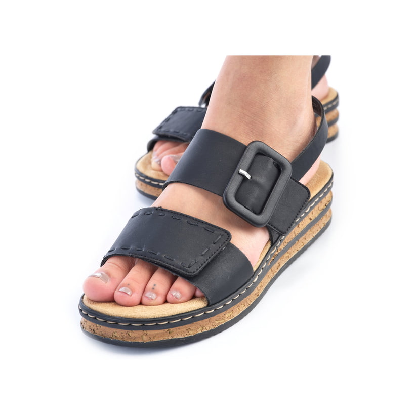 Schwarze Rieker Keilsandaletten 62950-00 mit trendigen Schnalle. Schuh am Fuß.