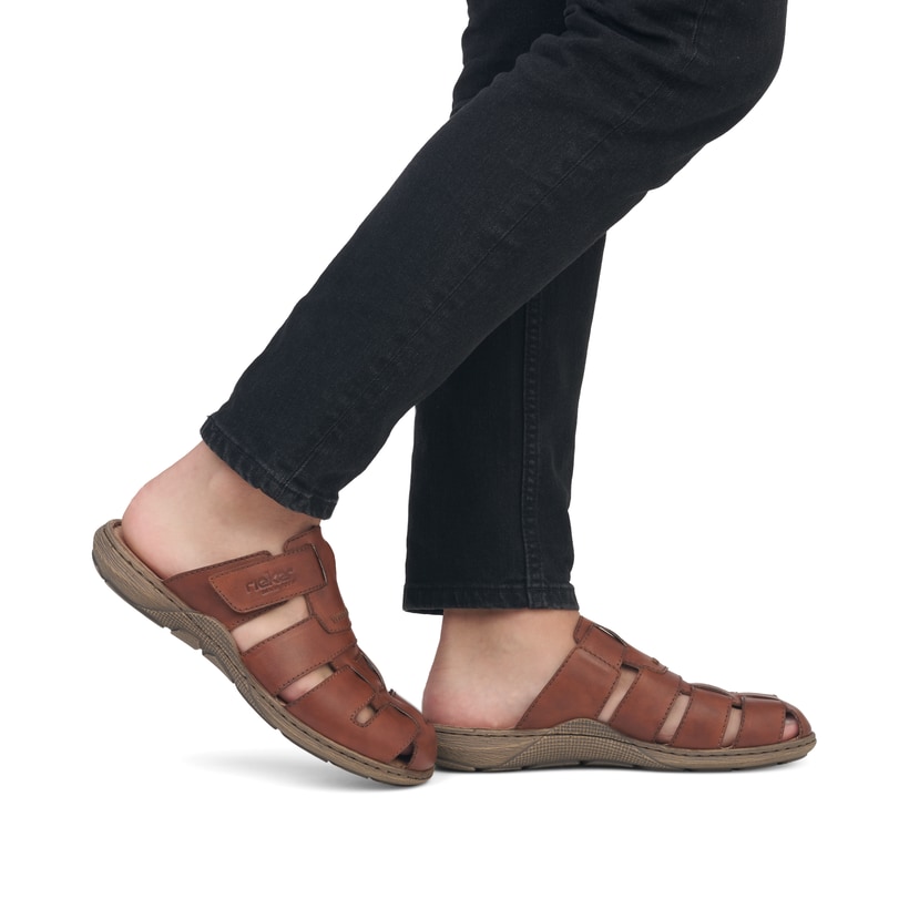 Braune Rieker Herren Pantoletten 22087-24 mit einem Klettverschluss. Schuh am Fuß.