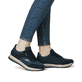 Blaue Rieker Damen Sneaker Low 49006-14 mit einem Reißverschluss. Schuh am Fuß.