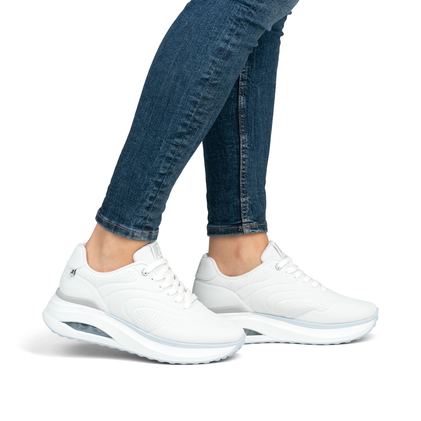 Weiße vegane Rieker Damen Sneaker Low W2700-80 mit einer Schnürung. Schuh am Fuß.