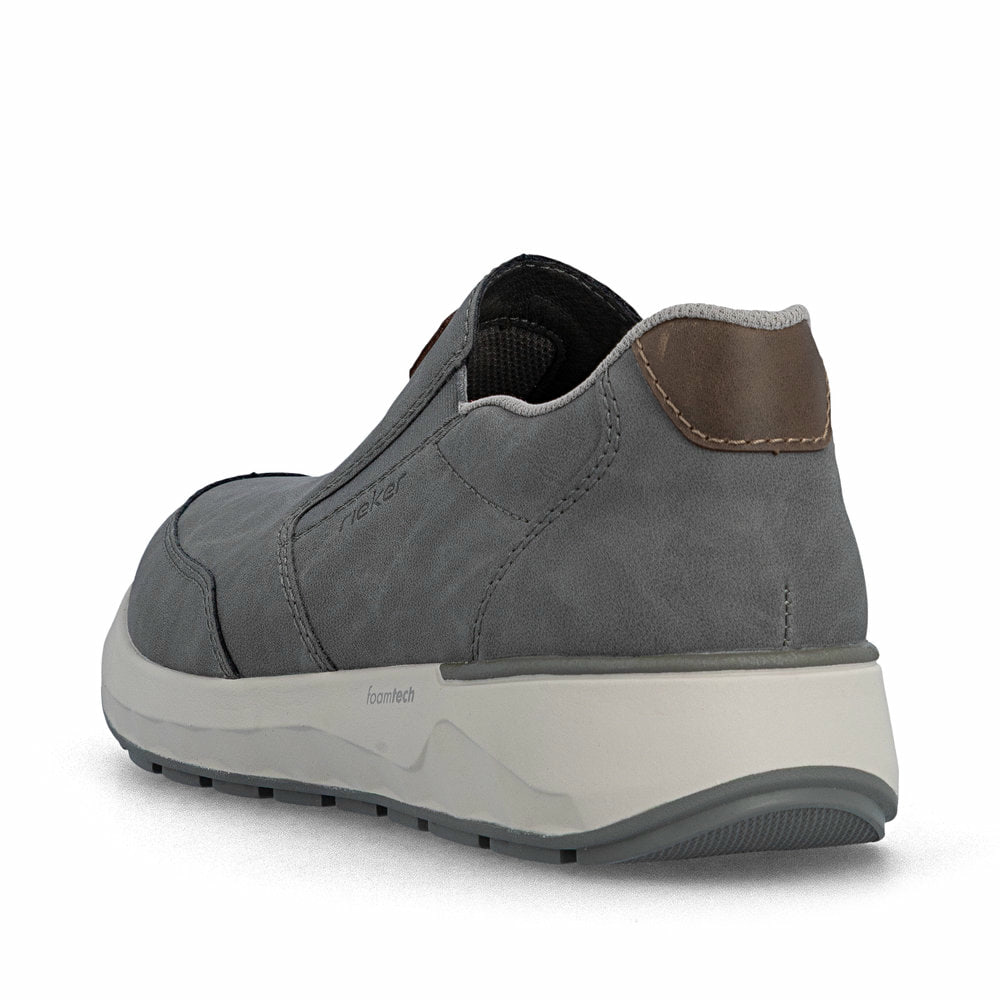 Graue Rieker Herren Slipper 11550-42 mit einem Gummizug sowie der Extraweite H. Schuh von hinten.