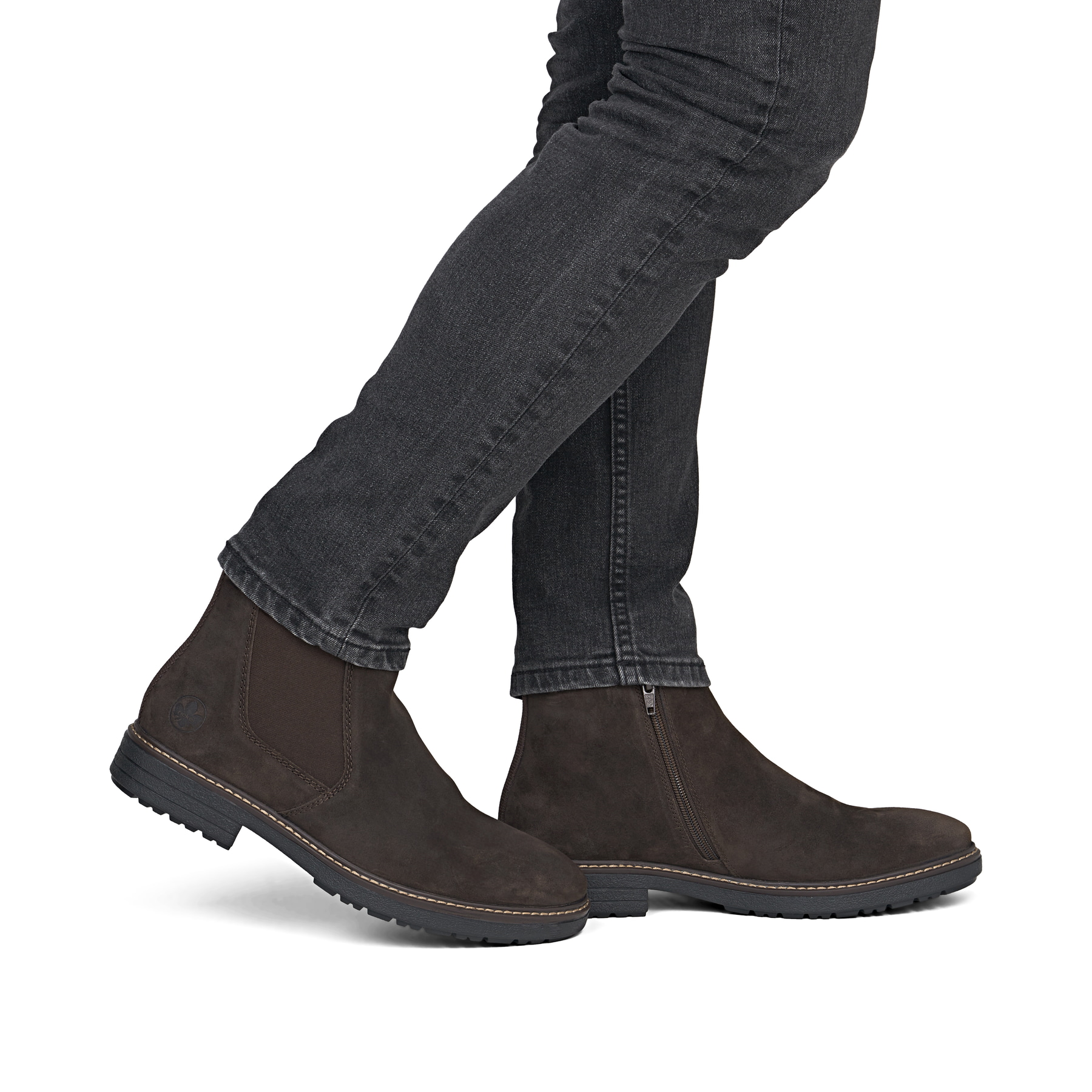 Dunkelbraune Rieker Herren Chelsea Boots 33180-28 aus Rauleder. Schuh am Fuß.