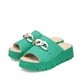 Grasgrüne Rieker Damen Pantoletten V1088-52 mit stilvoller Kette. Schuhpaar seitlich schräg.