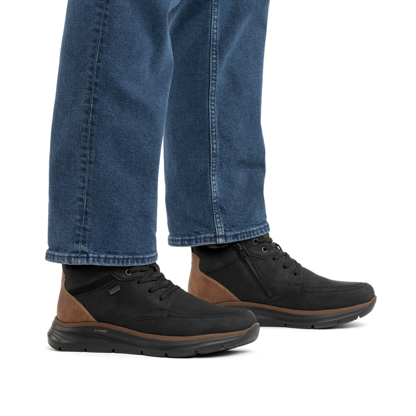 Schwarze Rieker Herren Schnürstiefel B1824-00 mit wasserabweisender TEX-Membran. Schuh am Fuß.