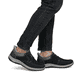 Schwarze Rieker Herren Slipper 03656-00 mit easy Hineinschlüpf-Möglichkeit. Schuh am Fuß.