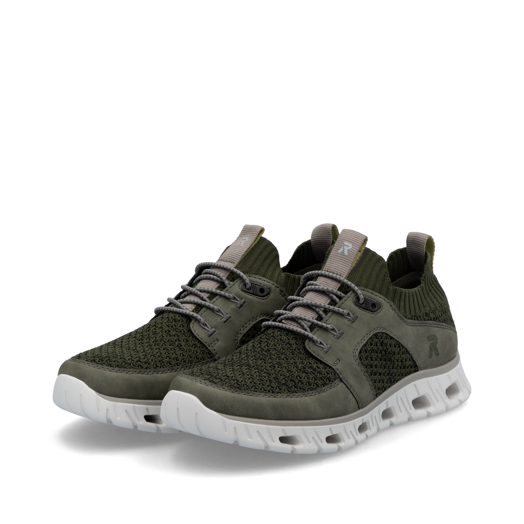 Grüne Rieker Herren Sneaker Low 04351-54 mit Gummizug sowie flexibler Sohle. Schuhpaar seitlich schräg.