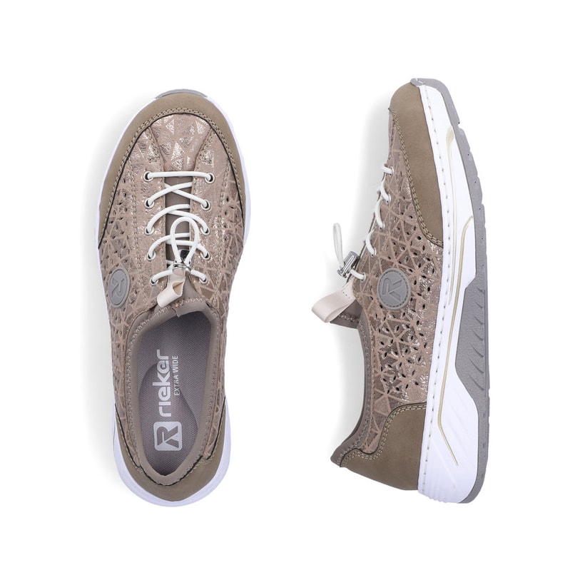 Beige Rieker Damen Slipper 53151-64 mit metallischem Finish sowie einem Gummizug. Schuh von oben, liegend.