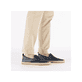 Blaue Rieker Herren Slipper B2661-14 mit einem Gummizug sowie der Komfortweite G. Schuh am Fuß.